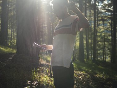 Genç adam beyin fırtınası Kağıt defter notları eğitim kavramı alarak sahip portresi