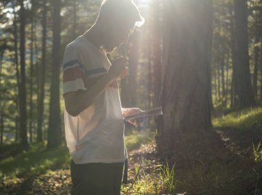 Genç adam beyin fırtınası Kağıt defter notları eğitim kavramı alarak sahip portresi
