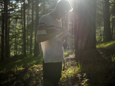 Genç adam beyin fırtınası Kağıt defter notları eğitim kavramı alarak sahip portresi