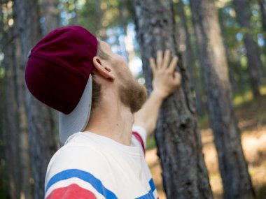 sevgi dolu ve harika doğa orman ağaçlarında dokunmadan kap Genç sakallı adam portresi kapatın