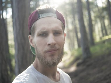 kendi kendine portre İsviçre doğa yerlerde seyahat orman alarak Genç sakallı hippi adam