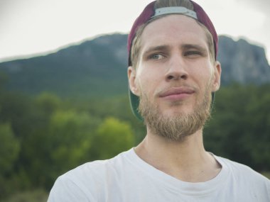 gündelik yaz dağ alanına yürüme Genç sakallı adam portresi kapatın 