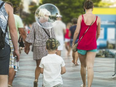 arkadan görünüşü ile şehir strees kalabalıkta balonunda yürüme genç çocuk çocuk