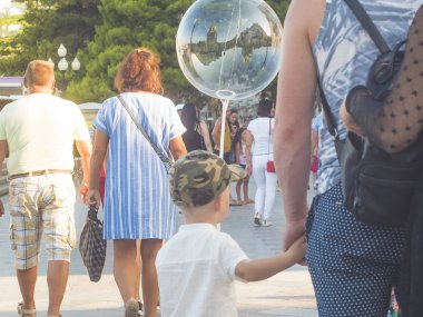 arkadan görünüşü ile şehir strees kalabalıkta balonunda yürüme genç çocuk çocuk