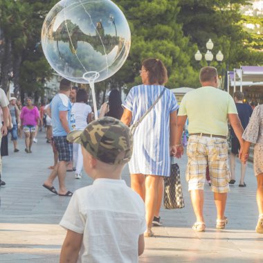 arkadan görünüşü ile şehir strees kalabalıkta balonunda yürüme genç çocuk çocuk