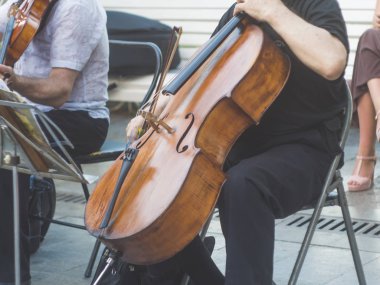 çellist müzisyen grubu sokakta müzik gerçekleştirmek, Keman çalmaya erkek ol kapatın