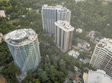 Hava yükü üst görünümden yukarıda modern gökdelen binalar Eko kapanışa yaşayan.