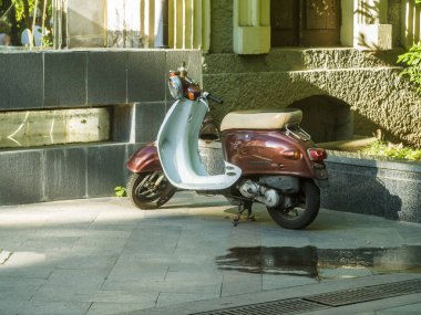 bir yaz gününde sokakta park retro scooter kiralama