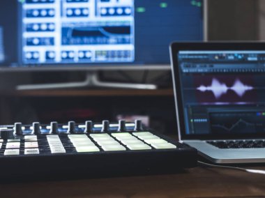tablo ses iş yerinde laptop ve harici monitör ile yastıkları ile müzik makinesini kapat