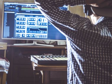 kulaklık rahatlatıcı Ses yapımcı ile yükseltilmiş silah stüdyo, arkadan görünüm