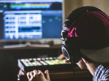 arkadan görünüşü snapback ve kulaklık müzik Studio izleme kafa tutan ses mühendisi