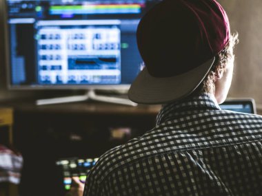 genç gülümseyen mutlu adam yeni yolda çalışma ses kayıt stüdyosu 