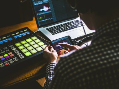 telefon tutarak ve müzik ses kayıt stüdyosunda oluşturmak için app kullanarak ses yapımcının el kadar kapatın