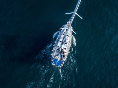 Hava görünümünü yükü üst Lüks Yelkenli tekne berrak mavi deniz suyu lagün içinde