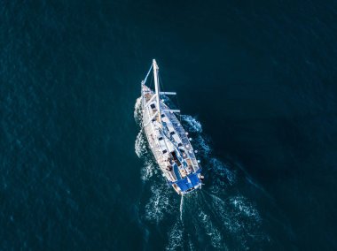 Hava görünümünü yükü üst Lüks Yelkenli tekne berrak mavi deniz suyu lagün içinde