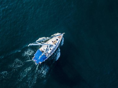 Hava görünümünü yükü üst Lüks Yelkenli tekne berrak mavi deniz suyu lagün içinde