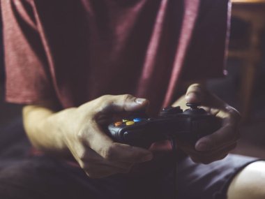 sakallı adam video oyun oyun çubuğu denetleyicisi gece önünde vücudun evde elinde tutan