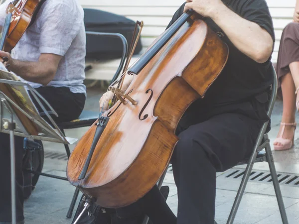 Группа Виолончелистов Исполняет Музыку Улице Крупным Планом Играет Человек Скрипке — стоковое фото