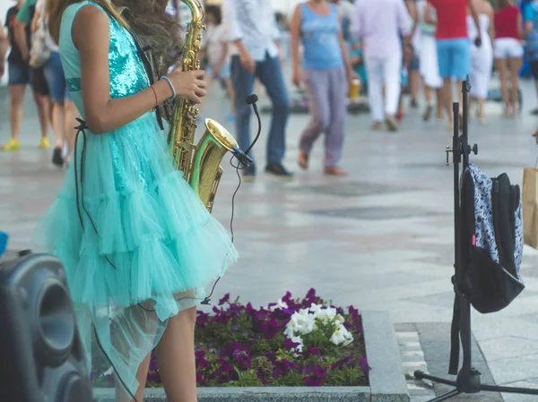 Indietro Vista Bambina Piedi Nella Strada Affollata Suonare Musica Sassofono — Foto Stock