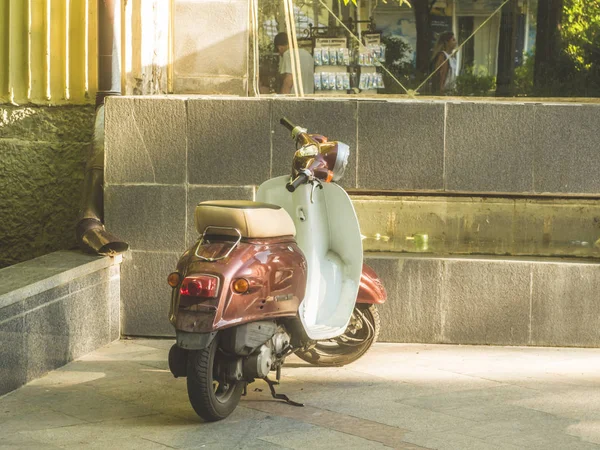 bir yaz gününde sokakta park retro scooter kiralama
