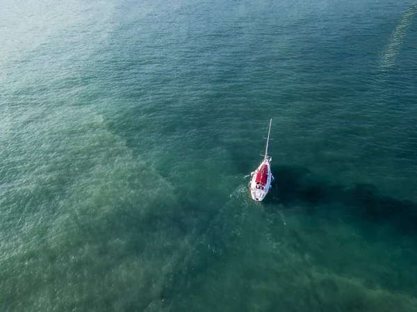 denizin üzerinde kirli kirli zararlı su ki hava gemisi 
