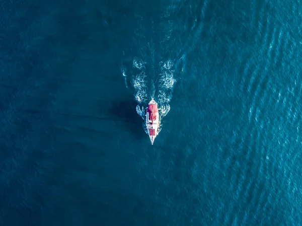 Вид Сверху Красивую Мачту Яхты Изолированной Голубой Морской Лагуне — стоковое фото