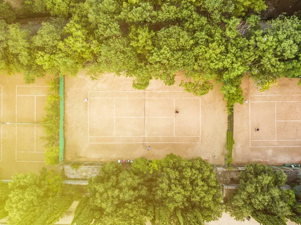 空中阳光明媚的夏季网球场从上面的城市公园的海面上看 — 图库照片