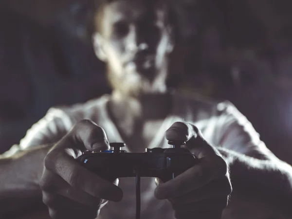 Pria Berjanggut Memegang Video Game Joystick Controller Tangan Depan Wajah — Stok Foto