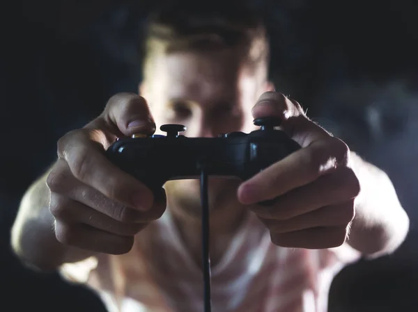 Uomo Barbuto Che Tiene Controller Joystick Del Videogioco Mano Davanti — Foto Stock