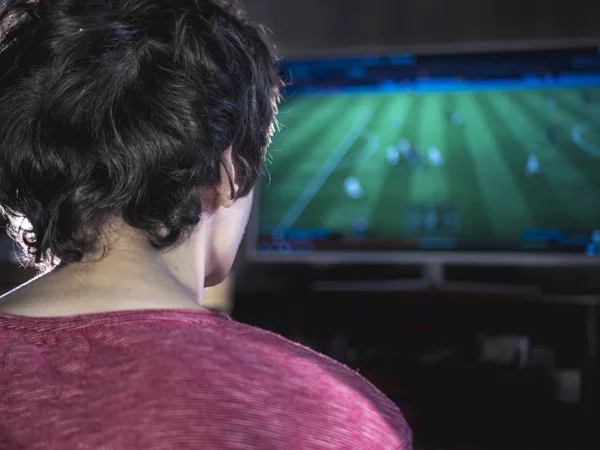 Genç Adam Için Büyük Ekranda Spor Simülatörü Video Oyun Oynarken — Stok fotoğraf