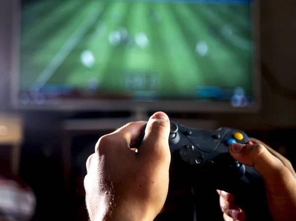 Genç Adam Için Büyük Ekranda Spor Simülatörü Video Oyun Oynarken — Stok fotoğraf