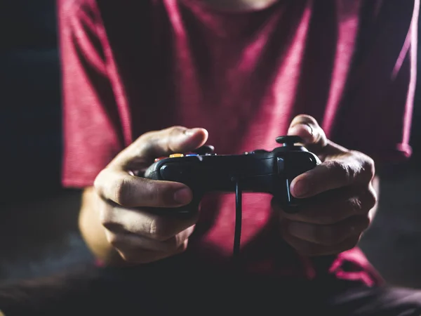 Γενειοφόρος Άνδρας Κρατώντας Ελεγκτή Joystick Βιντεοπαιχνίδι Στα Χέρια Στο Μέτωπο — Φωτογραφία Αρχείου