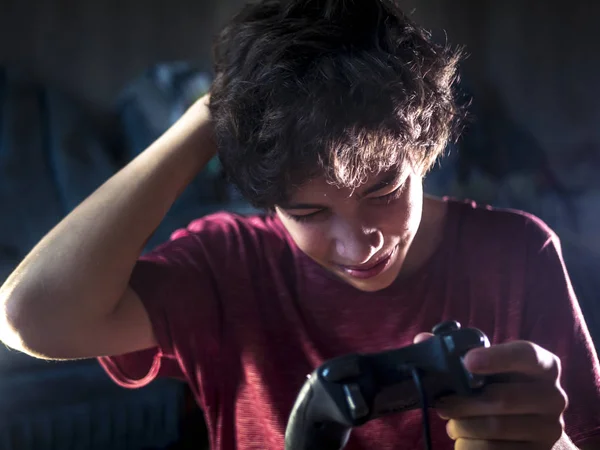 Jovem Adolescente Quarto Escuro Jogando Console Vídeo Game Noite — Fotografia de Stock