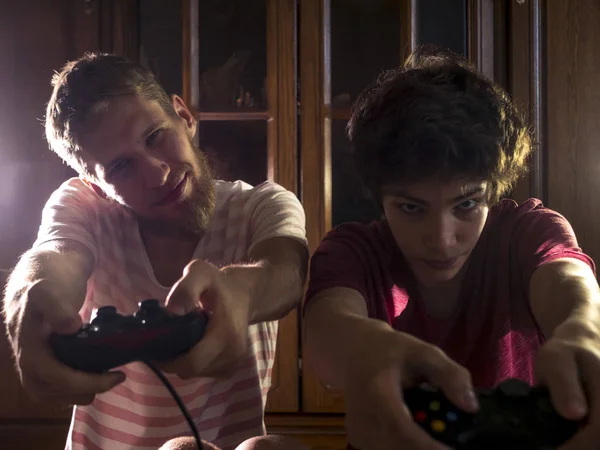 Dois Homens Jogar Jogo Consola Noite Quarto Escuro Com Joystick — Fotografia de Stock