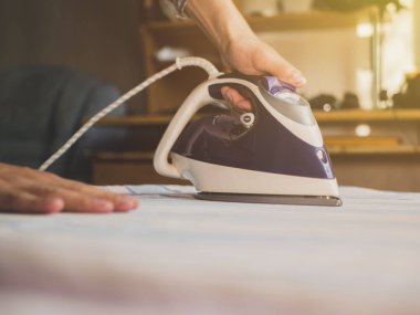 rahat oda otelin giysilerle Ütü hizmetçi kapatın