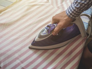 rahat oda otelin giysilerle Ütü hizmetçi kapatın