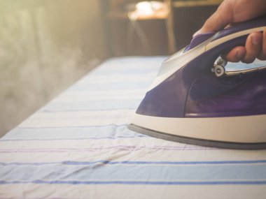 demir izole masaya tutan kişi kadar kapatın 