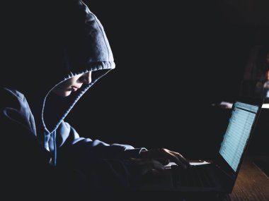 anonimous erkekte koyu Studio kopya alanı ile Internet üzerinde online metin yazarak hoodie 