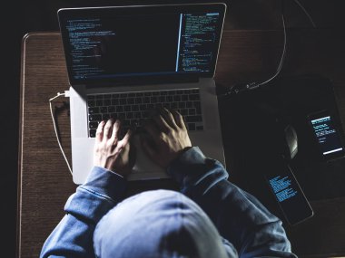 dizüstü bilgisayar ve cep telefonu metin karanlık odada yazarak çalışma başlıklı genel gider hacker