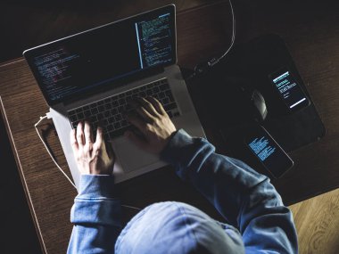 dizüstü bilgisayar ve cep telefonu metin karanlık odada yazarak çalışma başlıklı genel gider hacker