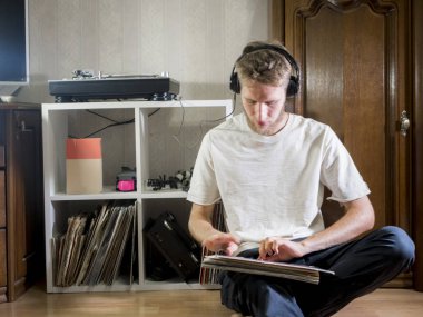 rahat evde oturan genç müzik aşık adam vinil kayıtlar ile kulaklık