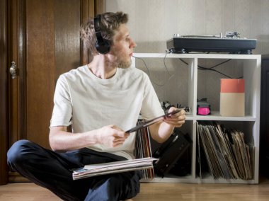 rahat evde oturan genç müzik aşık adam vinil kayıtlar ile kulaklık