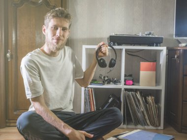 evde pikap yakın katta oturan kulaklıklar ile adam dinlemek müzik Vintage genç sakallı