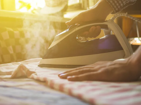 Hautnah Dienstmädchen Hände Des Wäscheservice Auf Einem Sommerferienhotel — Stockfoto