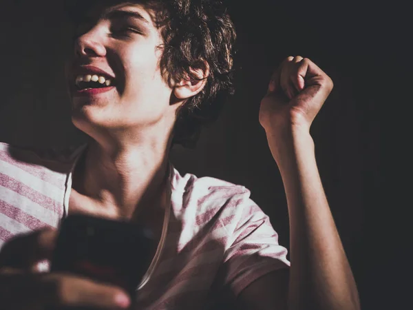 Jovem Feliz Engraçado Sorrindo Menino Assistindo Telefone Tarde Noite Quarto — Fotografia de Stock