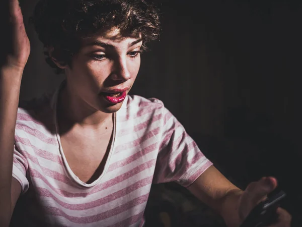 Jovem Feliz Engraçado Sorrindo Menino Assistindo Telefone Tarde Noite Quarto — Fotografia de Stock