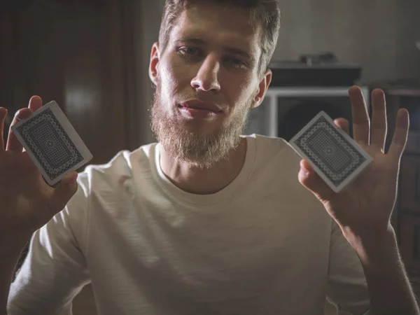 Retrato Joven Barbudo Sosteniendo Cartas Para Hacer Truco Fondo Oscuro —  Fotos de Stock