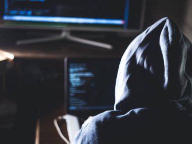 hacker'dizüstü karanlık Studio'yu kullanarak program kodunu yazarak hoodie