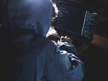 hacker'dizüstü karanlık Studio'yu kullanarak program kodunu yazarak hoodie