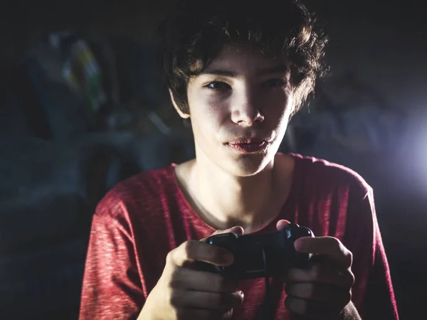 Jovem Viciado Jogo Adolescente Jogando Quarto Noite Mostrar Emoções Loucas — Fotografia de Stock